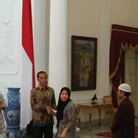 siti-aisyah-bungkam-dan-dikawal-lima-polisi-saat-ke-istana-bertemu-jokowi