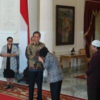 siti-aisyah-cium-tangan-jokowi-saat-bertemu-di-istana