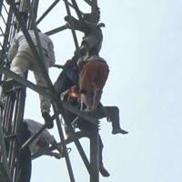 pria-ini-bawa-anak-balitanya-hendak-bunuh-diri-loncat-dari-tower