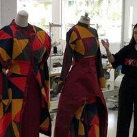 fashion-show-avant-garde-menggunakan-bahan-plastik-daur-ulang