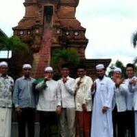 ziarah-ke-makam-sunan-kudus-ketua-majelis-syuro-pks-foto-dua-jari-di-depan-menara
