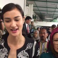 penampilan-berbeda-atiqah-hasiholan-saat-dampingi-sang-bunda-di-sidang-ketiga