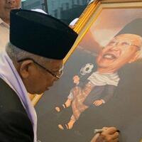 ma-ruf-amin-dapat-hadiah-karikatur-juggling-bola