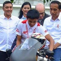 presiden-joko-widodo-terpantau-naik-motor-motogp-di-istana-negara-ada-apa-nih