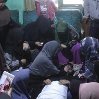 istri-nuryanto-pingsan-di-tengah-kerumunan-pelayat