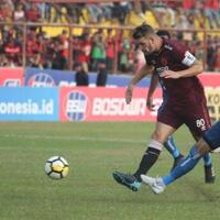 wiljan-pluim-cetak-gol-psm-makassar-ungguli-lao-toyota-fc-2-1-babak-pertama