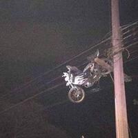 geger-penampakan-motor-nyangkut-di-kabel-listrik-tengangan-tinggi