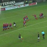 asap-flare-dari-fan-permudah-bekas-pemain-arsenal-cetak-gol-free-kick