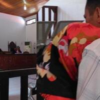 divonis-tiga-tahun-penjara-pembunuh-suami-ini-menangis-histeris