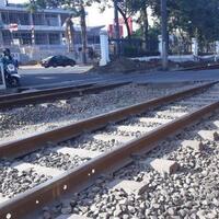 ngebut-dikejar-polisi-mobil-pencuri-rel-kereta-api-terperosok-ke-parit