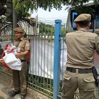 panwaslu-pancoran-copot-spanduk-caleg-yang-salahi-aturan