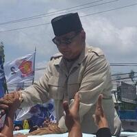 hadir-di-jambi-capres-prabowo-subianto-menggunakan-sarung-tangan-saat-bersalaman