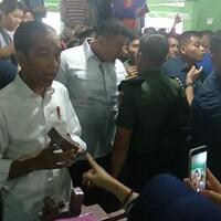 jokowi-beli-terasi-1-kg-saat-blusukan-ke-pasar-pagi-pangkalpinang