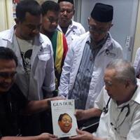jenguk-dr-lo-siaw-di-rs-kasih-ibu-solo-komunitas-gusdurian-beri-buku-tentang-gus-dur
