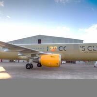 pakai-busana-crop-top-dan-celana-panjang-emely-nyaris-diturunkan-dari-pesawat