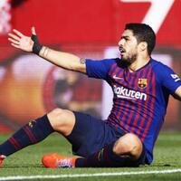 luis-suarez-injak-pemain-justru-dapat-penalti-itu-keputusan-wasit