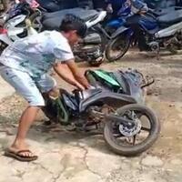 unboxing-motor-jilid-dua-pria-kaltara-mengamuk-dan-merusak-honda-beat