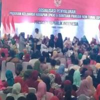 pantun-jokowi-di-sela-penyerahan-sertifikat-tanah-ke-warga-bangka-belitung