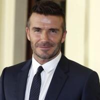 david-beckham-dikerjai-dengan-patung-yang-tak-mirip-dengannya