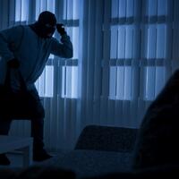 apes-2-maling-helm-dihukum-tidur-di-kamar-jenazah-rsud