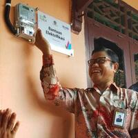 senangnya-warga-serang-tersambung-listrik-gratis-dari-pln