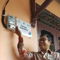 hepinya-warga-serang-tersambung-listrik-gratis-dari-pln