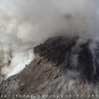 aktivitas-gunung-merapi-terkini-kembali-keluarkan-awan-panas-pada-jumat-sore