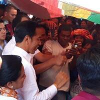 jokowi-belanja-sekarung-salak-khas-humbang-iriana-belanja-ulos