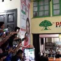 warga-nyanyikan-jokowi-bangun-bandara-dan-jalan-tol-versi-lagu-sayur-kol