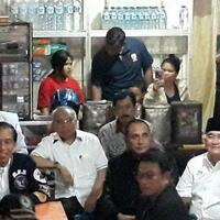 sri-khusus-datang-ke-kedai-kopi-nyanyikan-lagu-untuk-presiden-jokowi