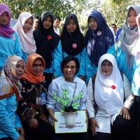 hadiah-rangkaian-bunga-untuk-sri-mulyani-di-acara-bazaar-bumn-di-serang