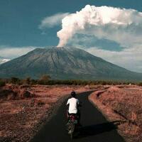 gunung-agung-kembali-erupsi-pada-jumat-malam-kolom-abu-setinggi-1000-meter