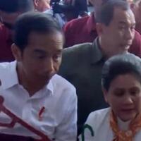 jokowi-dan-iriana-beli-kain-hingga-buah-salak-di-pasar-rakyat-dolok-sanggul