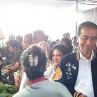 ke-pasar-balige-jokowi-dan-iriana-beli-bawang-merah-dan-sayuran