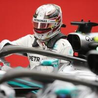 lewis-hamilton-diintai-duo-ferrari