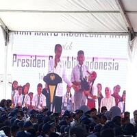 presiden-jokowi-bagikan-2000-kip-untuk-pelajar-balige