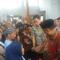 olly-dondokambey-beri-beasiswa-bagi-anak-anak-korban-tambang-bakan