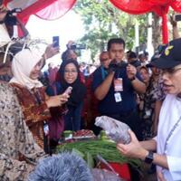 ke-banten-menkeu-sri-mulyani-borong-bandeng-hingga-kaus-soekarno