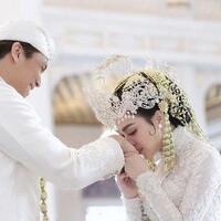 dua-minggu-menikah-syahrini-unggah-foto-syuting-iklan-bareng-suami