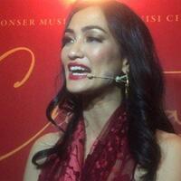 jadi-biduan-atiqah-hasiholan-sengaja-tampil-seksi-biar-disawer