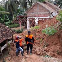 longsor-di-trenggalek-dua-rumah-rusak-dan-akses-jalan-terputus