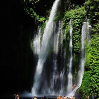gempa-ntb-satu-turis-terjepit-longsoran-batu-air-terjun-tiu-kelep