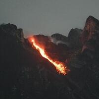 gunung-merapi-luncurkan-guguran-awan-panas