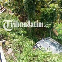 hendak-menikung-pickup-bermuatan-scaffolding-jatuh-ke-jurang-di-desa-bajur-pamekasan