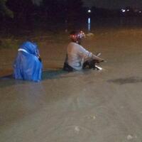 banjir-landa-jogja-sejumlah-jalan-ditutup-banyak-mobil-mogok