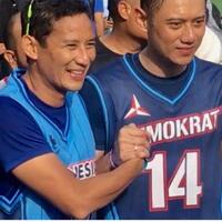 satu-tim-saat-bermain-basket-isyarat-sandiaga-ahy-di-pilpres-2024