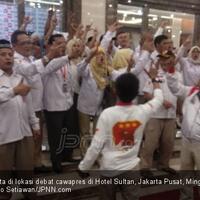 relawan-prabowo-nyanyikan-indonesia-raya-kubu-jokowi-selawatan