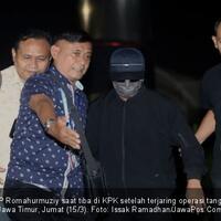 detik--detik-menegangkan-romi-cekcok-dengan-petugas-kpk