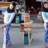 aksi-wanita-cantik-racik-teh-tarik-sambil-nari-hebohkan-medsos