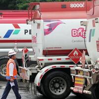 polisi-amankan-truk-tangki-milik-pertamina-yang-sempat-ditahan-pendemo